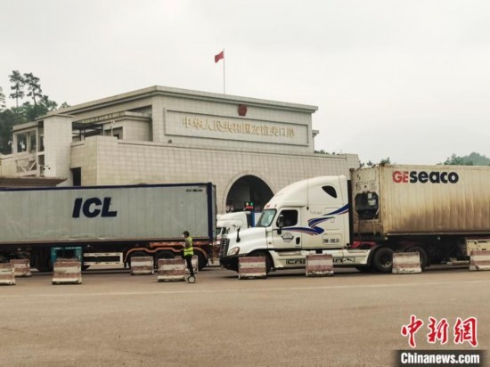 近日，位于中越邊境廣西憑祥市的友誼關(guān)口岸車水馬龍，裝載著東盟水果的跨境車輛來(lái)往不斷。黃艷梅 攝