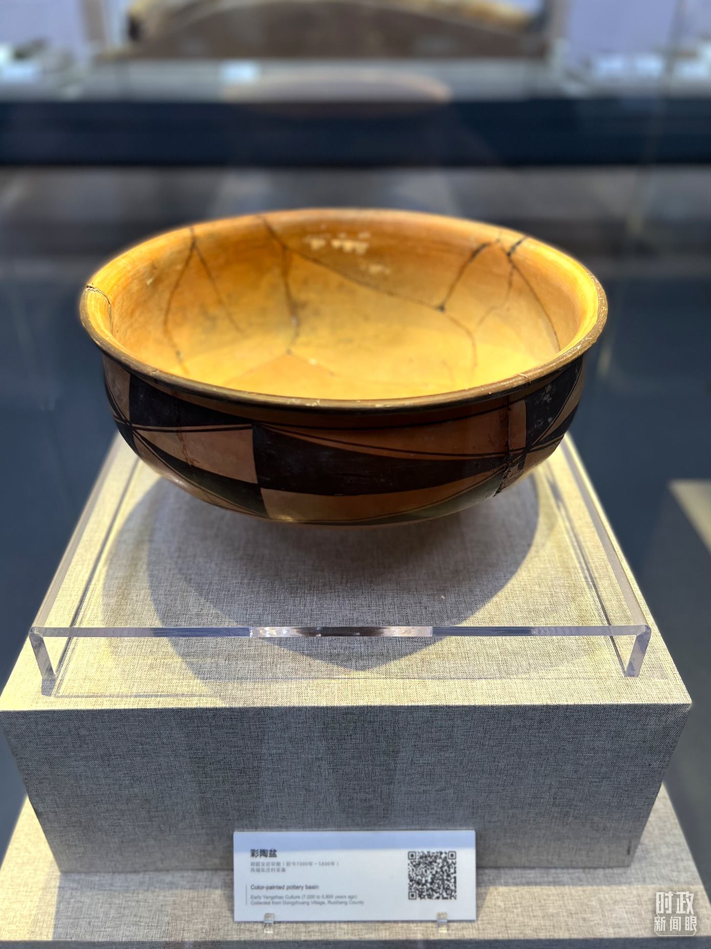 △運(yùn)城博物館內(nèi)展出的仰韶文化早期的彩陶盆。（總臺央視記者邢彬拍攝）