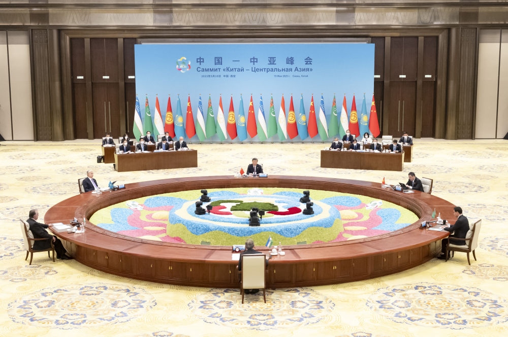 5月19日上午，國家主席習(xí)近平在陜西省西安市主持首屆中國－中亞峰會(huì)并發(fā)表題為《攜手建設(shè)守望相助、共同發(fā)展、普遍安全、世代友好的中國－中亞命運(yùn)共同體》的主旨講話。哈薩克斯坦總統(tǒng)托卡耶夫、吉爾吉斯斯坦總統(tǒng)扎帕羅夫、塔吉克斯坦總統(tǒng)拉赫蒙、土庫曼斯坦總統(tǒng)別爾德穆哈梅多夫、烏茲別克斯坦總統(tǒng)米爾濟(jì)約耶夫出席。新華社記者 丁海濤 攝