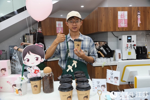 謝雨橋展示制作好的咖啡。人民網(wǎng)記者 馬曉波攝