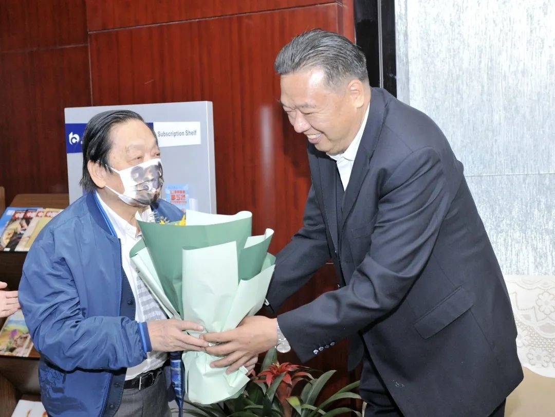▲青海省政協(xié)副主席、青海省林草局黨組書記、局長、祁連山國家公園青海省管理局局長李曉南在機場迎接韓美林