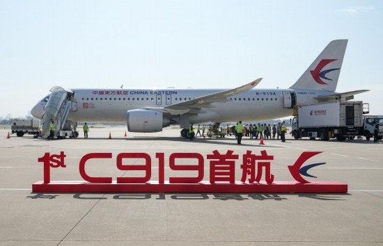 這是在上海虹橋國(guó)際機(jī)場(chǎng)停機(jī)坪拍攝的C919飛機(jī)（5月28日攝）。新華社記者丁汀攝