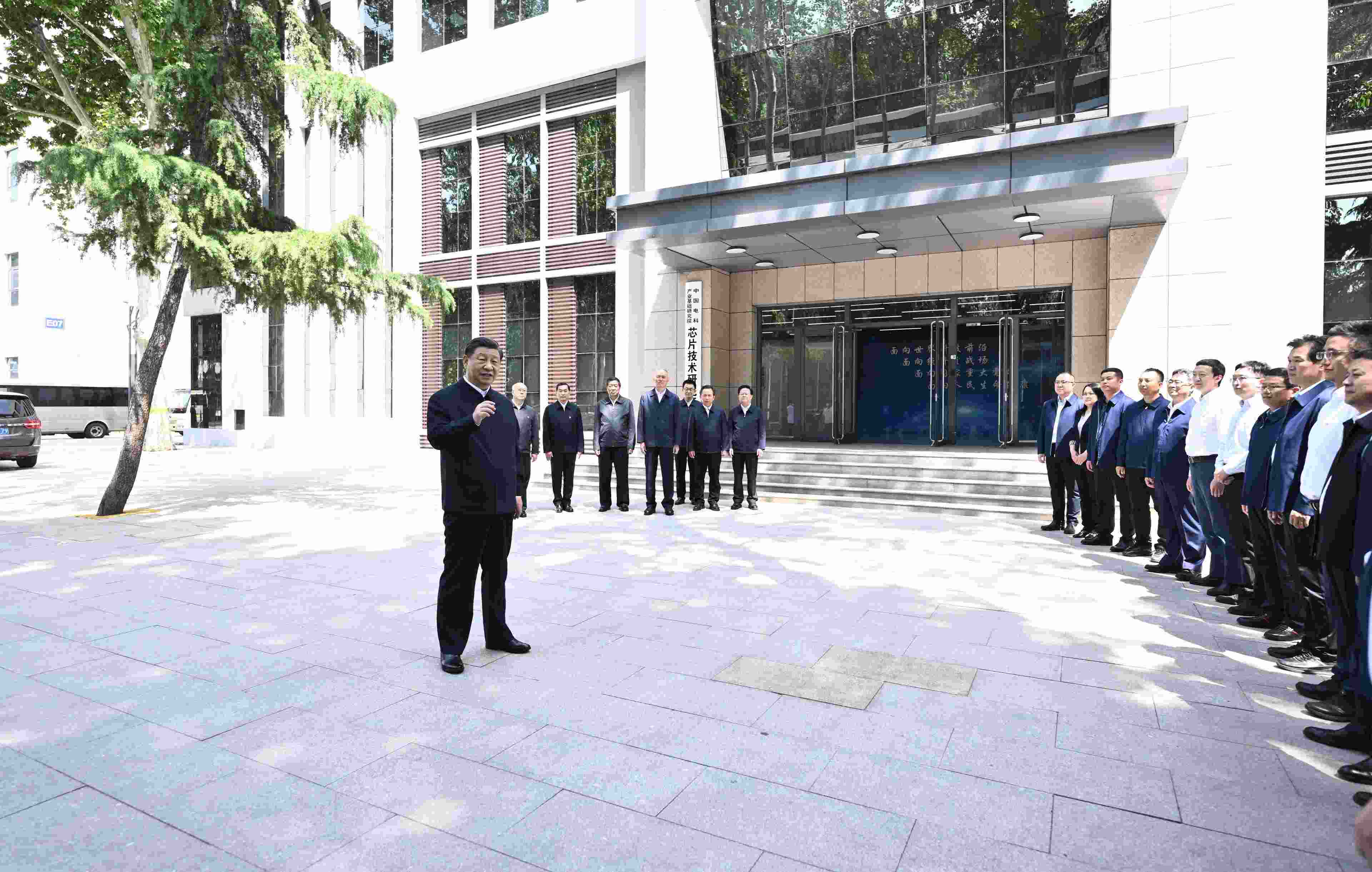 △2023年5月12日，習近平總書記在中國電科產業(yè)基礎研究院同科技工作者交流。