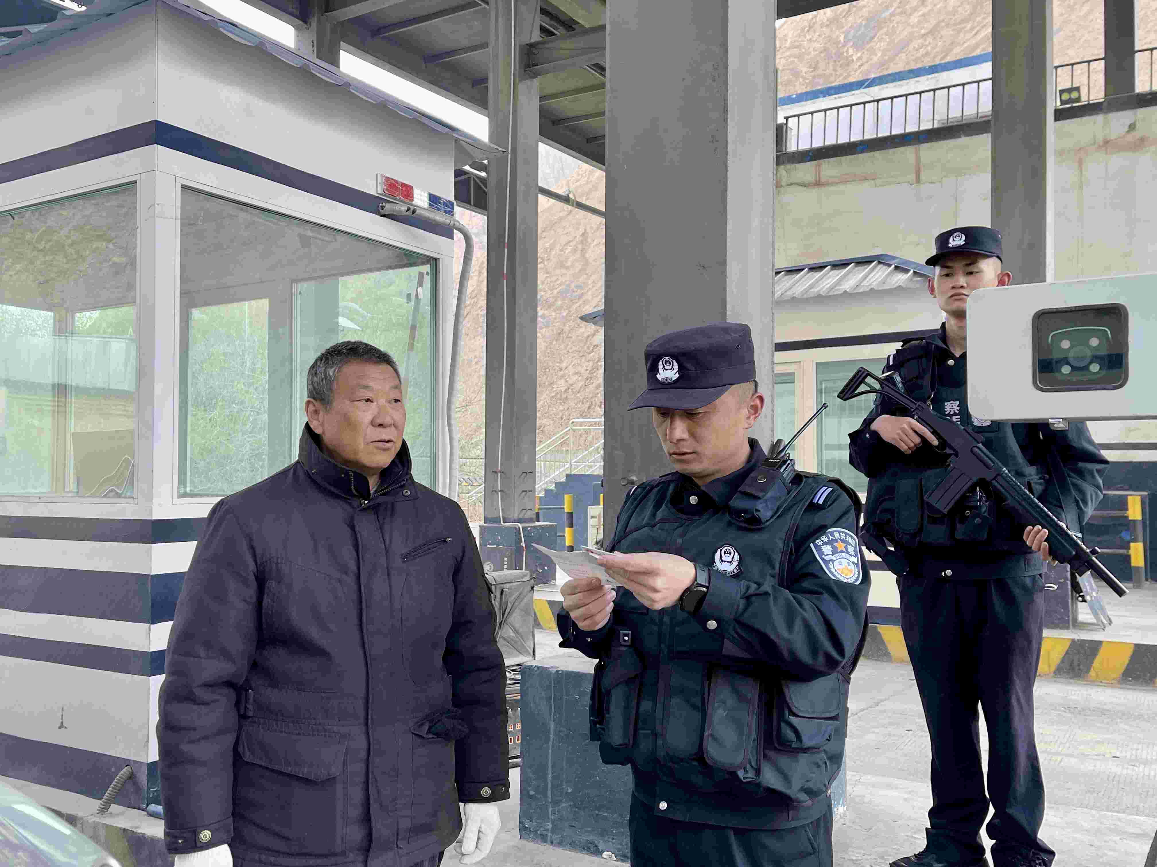 在庫(kù)地邊境檢查站，陳暢核對(duì)進(jìn)出邊境管理區(qū)人員信息。人民網(wǎng) 周靜圓攝