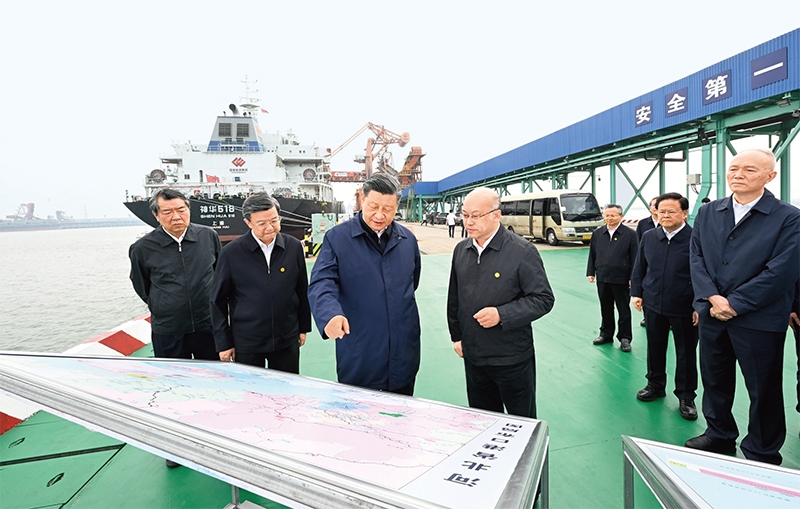 2023年5月11日至12日，中共中央總書記、國(guó)家主席、中央軍委主席習(xí)近平在河北考察，并主持召開深入推進(jìn)京津冀協(xié)同發(fā)展座談會(huì)。這是11日下午，習(xí)近平在滄州市黃驊港煤炭港區(qū)碼頭考察。 新華社記者 李學(xué)仁/攝