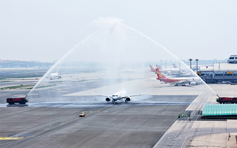 2023年5月28日，國產(chǎn)大型客機C919圓滿完成首次商業(yè)飛行，開啟市場化運營、產(chǎn)業(yè)化發(fā)展新征程。圖為北京首都國際機場以水門禮迎接C919首個商業(yè)航班東航MU9191。 新華社發(fā) 魏萌/攝
