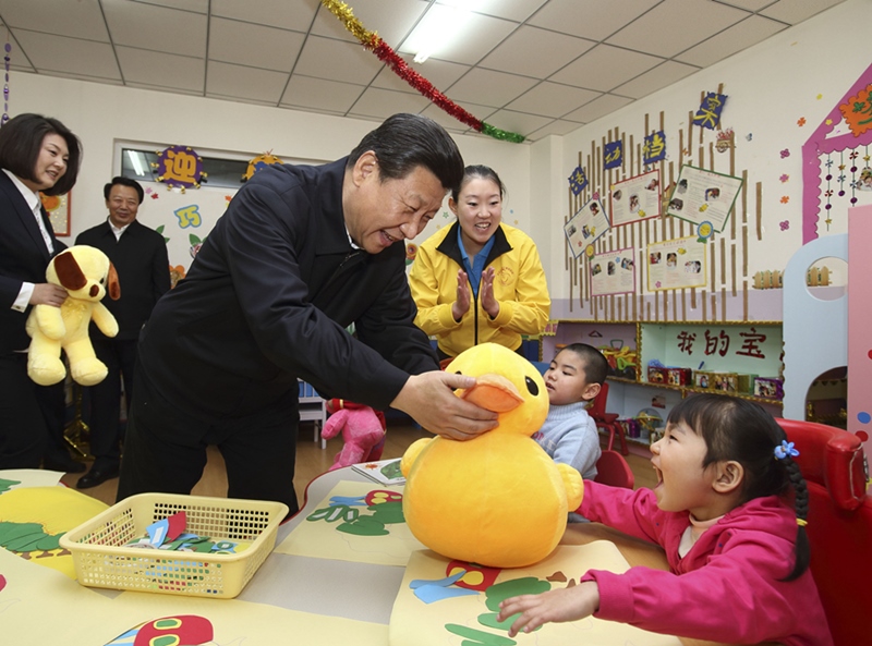 2014年1月28日，習近平總書記來到內(nèi)蒙古自治區(qū)呼和浩特市兒童福利院看望孩子們并贈送新春禮物。