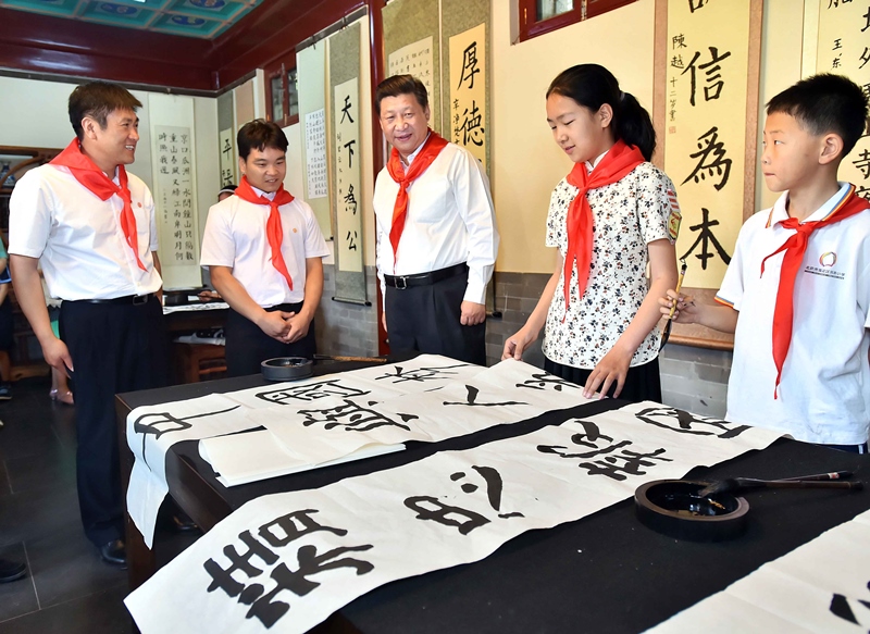 2014年5月30日，習近平總書記來到北京市海淀區(qū)民族小學，參加慶?！傲弧眹H兒童節(jié)活動。