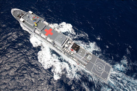 航行在大洋上的中國海軍“和平方舟”號醫(yī)院船。新華社記者 琚振華 攝