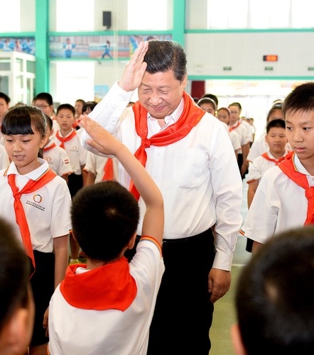 2014年5月30日，習(xí)近平總書(shū)記來(lái)到北京市海淀區(qū)民族小學(xué)，參加慶祝“六一”國(guó)際兒童節(jié)活動(dòng)。新華社記者 李濤 攝