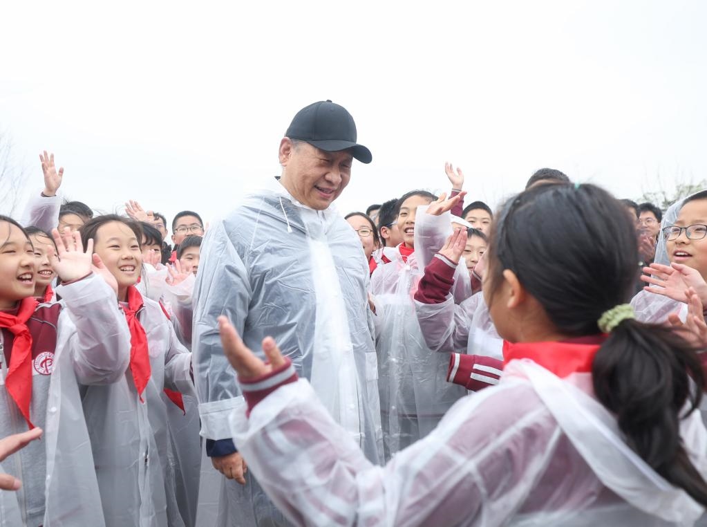 2023年4月4日，黨和國(guó)家領(lǐng)導(dǎo)人參加首都義務(wù)植樹(shù)活動(dòng)。這是植樹(shù)后，習(xí)近平總書(shū)記同在場(chǎng)的中小學(xué)生親切交談。新華社記者 鞠鵬 攝