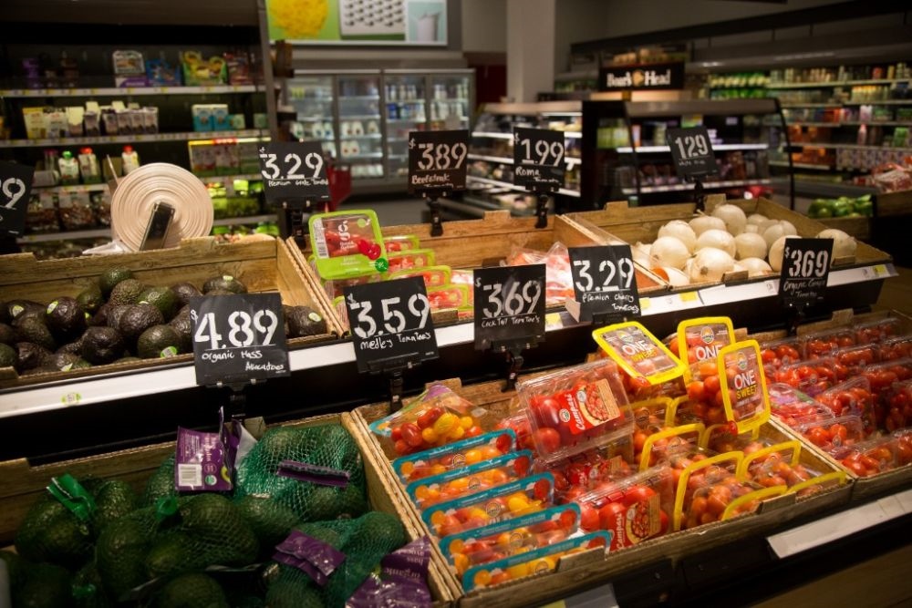 這是2月14日在美國紐約市布魯克林一家食品雜貨店拍攝的商品價(jià)簽。新華社發(fā)（郭克攝）