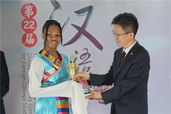 黃瑞參贊為獲獎選手頒發(fā)二等獎。圭亞那大學(xué)孔子學(xué)院供圖