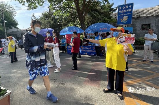 6月7日早8點，北京市第五中學門口考生正在按規(guī)定進入考場。人民網(wǎng)記者 池夢蕊攝