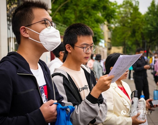 6月7日，在昆明市第五中學考場外，考生正利用最后時間復習備考。人民網(wǎng) 曾智慧攝