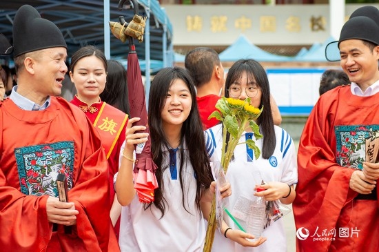 6月7日上午，在南寧市天桃實驗學校翠竹校區(qū)，老師們在為考生們加油鼓勁！人民網(wǎng)記者 嚴立政攝