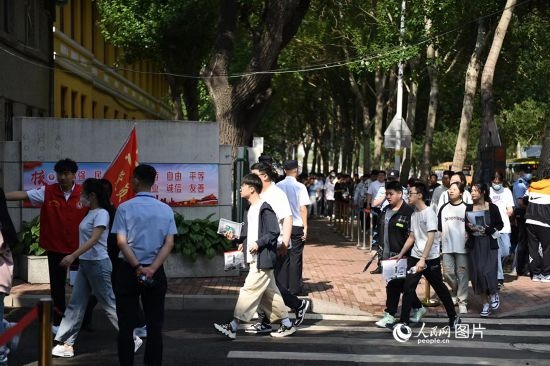 6月7日，在黑龍江省哈爾濱市第三中學高考考點，考生們有序進入考場。人民網(wǎng)記者 蘇靖剛攝