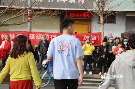 6月7日早8點，甘肅省蘭州市外國語高級中學考點，考生按規(guī)定進入考場。人民網(wǎng)記者 黃帆攝