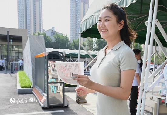6月7日高考第一天，早上8點，一名考生充滿自信地步入鄭州市十一中考點。人民網(wǎng)記者 王玉興攝