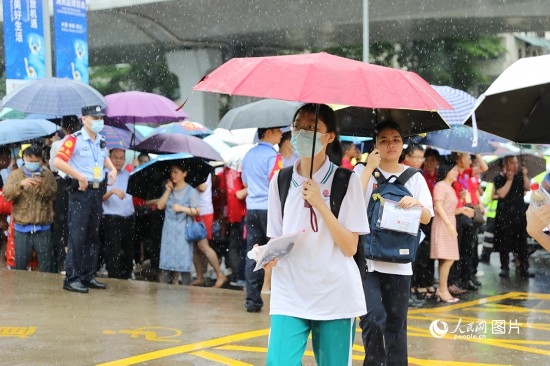 6月7日，海南華僑中學（高中部）考點，學子冒雨奔赴考場。人民網(wǎng)記者 孟凡盛攝