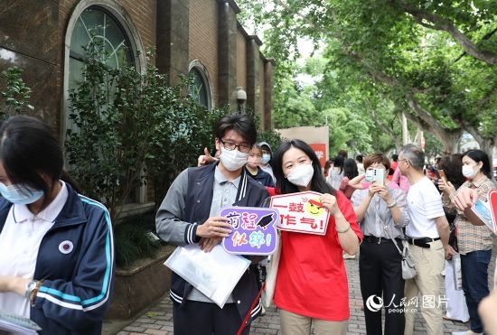 6月7日一大早，上海向明中學考場外，來自上海市盧灣高級中學的考生正在依次進場。人民網(wǎng)記者 龔莎攝