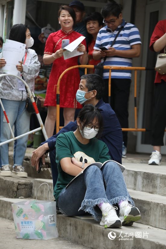 6月7日，沈陽市第一中學，學子靠在父親身邊做最后的沖刺。人民網(wǎng) 周頌雪攝