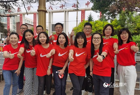 6月7日一早，陽光明媚，天氣涼爽，在長春市第八十七中學，考生們正陸續(xù)進入考場。親友團為參加高考的學子們加油鼓勁。人民網(wǎng)記者 王帝元攝