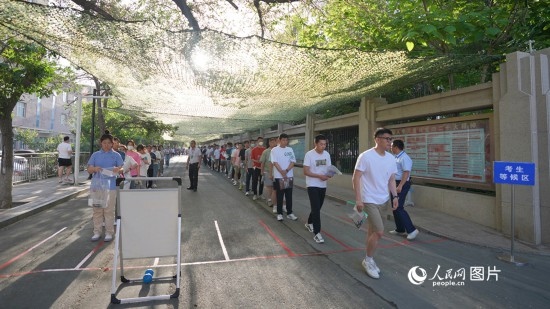 6月7日，烏魯木齊市第七十中學門口，考生們有序進入考場。人民網(wǎng) 李欣洋攝