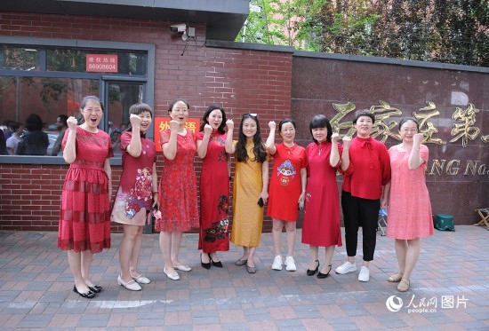 6月7日，在石家莊第二十七中學考點，家長身著旗袍，為高考的孩子們加油助威！紅紅火火、旗開得勝！人民網(wǎng)記者 周博攝