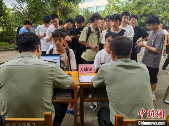專(zhuān)武干部在發(fā)放兵役登記證。韋碩 攝