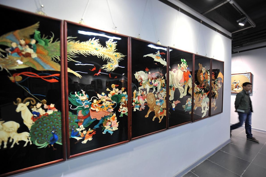 參觀者在唐都漆藝博物館參觀展出的漆器。新華社記者 詹彥 攝