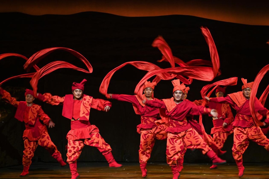 在首屆中國非物質(zhì)文化遺產(chǎn)保護(hù)年會展演活動上拍攝的陜北秧歌劇《米脂婆姨綏德漢》演出現(xiàn)場。新華社記者 鄒競一 攝