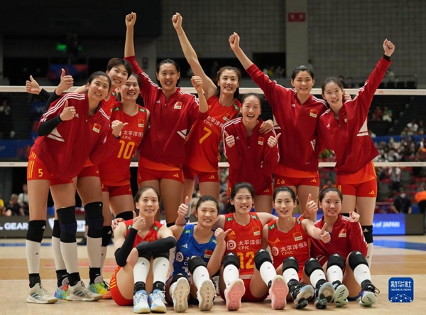 6月3日，中國隊球員在比賽后慶祝勝利。當日，在日本名古屋舉行的2023世界女排聯(lián)賽分站賽中，中國隊以3比1戰(zhàn)勝荷蘭隊。新華社記者 張笑宇 攝