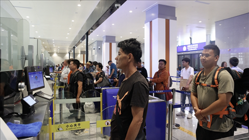 6月13日，乘坐中老鐵路國際旅客列車的旅客在磨憨邊檢大廳排隊候檢。李揚 攝