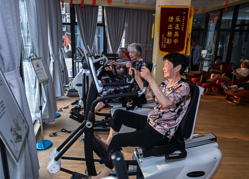 在浙江嘉興市南湖區(qū)新嘉街道電子社區(qū)鄰里中心的長(zhǎng)者運(yùn)動(dòng)健康之家內(nèi)，老人們?cè)谶M(jìn)行器械鍛煉（2023年6月14日攝）。新華社記者 徐昱 攝