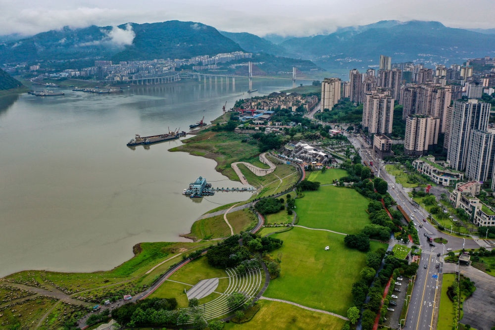 這是2023年6月7日拍攝的位于重慶市云陽(yáng)縣的云陽(yáng)城區(qū)環(huán)湖綠道（無(wú)人機(jī)照片）。當(dāng)?shù)貙⑸鷳B(tài)治理與生態(tài)修復(fù)結(jié)合起來(lái)，兼顧城市旅游和運(yùn)動(dòng)休閑等功能需要，打造環(huán)縣城兩江四岸33公里綠道。新華社記者 唐奕 攝