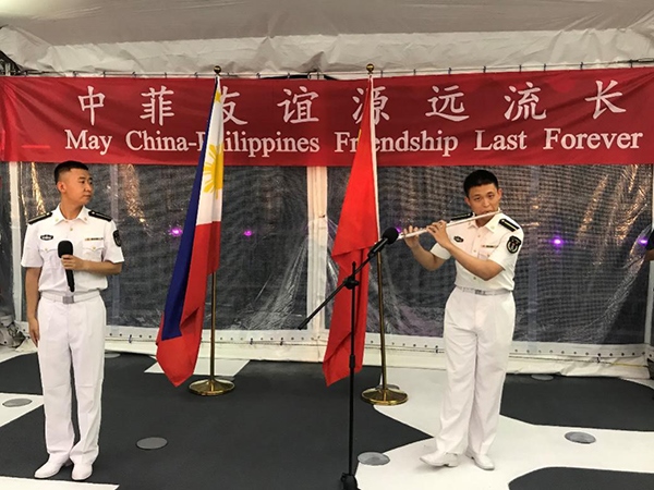 艦上官兵表演歌舞、民樂、武術等節(jié)目。中國駐菲律賓大使館供圖