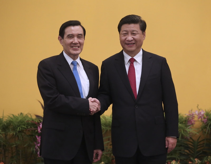 2015年11月7日，兩岸領(lǐng)導(dǎo)人會(huì)面在新加坡香格里拉大酒店舉行。這是習(xí)近平主席與時(shí)任臺(tái)灣地區(qū)領(lǐng)導(dǎo)人馬英九握手。