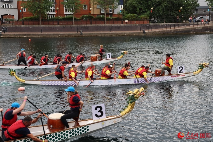 2023全英中華端午龍舟會(huì)比賽現(xiàn)場(chǎng)，幾支隊(duì)伍你追我趕。人民網(wǎng)記者 邢雪攝