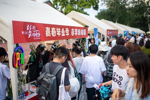 市集現(xiàn)場(chǎng)。人民網(wǎng)記者 翁奇羽攝