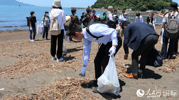 學生們體驗海岸清掃。人民網(wǎng) 許可攝