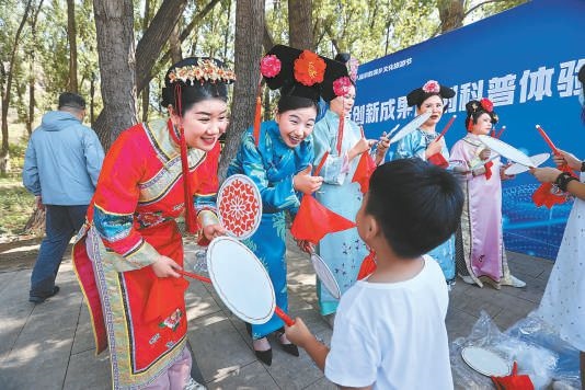 昨天上午，“奮進(jìn)新征程 建功新時(shí)代”2023年懷柔區(qū)第十八屆京韻滿鄉(xiāng)文化旅游節(jié)正式開幕，豐富多彩的文化演出吸引大批游客來(lái)此體驗(yàn)別具特色的滿族文化。本報(bào)記者 甘南攝