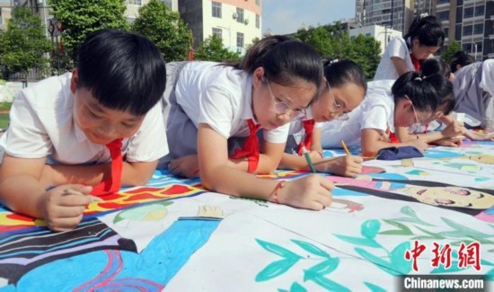 圖為學生們用手中畫筆在進行創(chuàng)作。 興業(yè)縣融媒體中心供圖