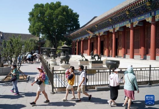 6月22日，游人在北京頤和園參觀游覽。新華社記者 任超 攝