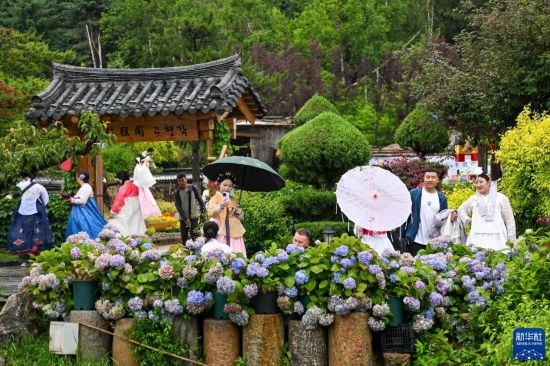 6月22日，游客在位于吉林省延邊朝鮮族自治州延吉市的中國(guó)朝鮮族民俗園游覽。新華社記者 顏麟蘊(yùn) 攝