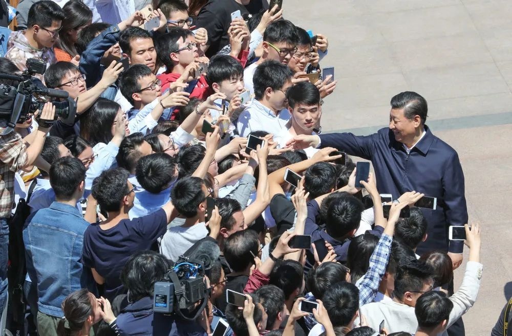 2018年5月2日，習(xí)近平來到北京大學(xué)考察。圖為習(xí)近平離開學(xué)校時同道路兩旁師生親切握手。 新華社記者 王曄 攝