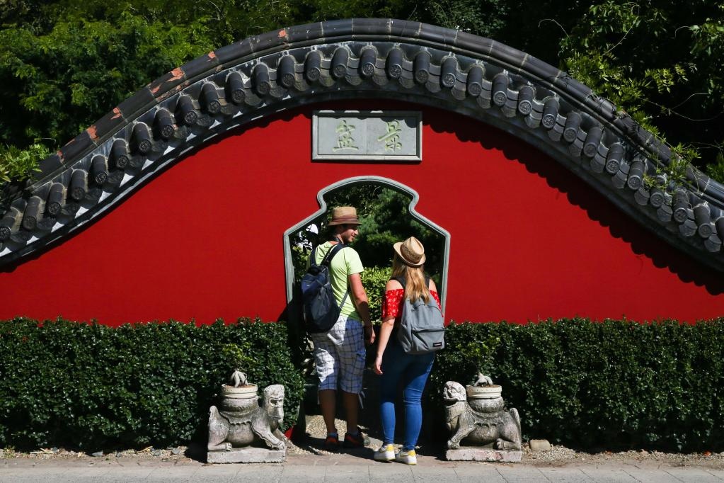 在比利時布呂熱萊特市，游客參觀天堂動物園的中國園。