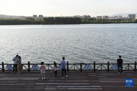 6月23日，游人在三門峽市黃河公園內(nèi)休閑。
