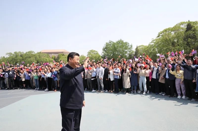 2021年4月19日，在清華大學(xué)建校110周年校慶日即將來臨之際，習(xí)近平來到清華大學(xué)考察。圖為習(xí)近平離開學(xué)校時，同師生們揮手致意。新華社記者 鞠鵬 攝