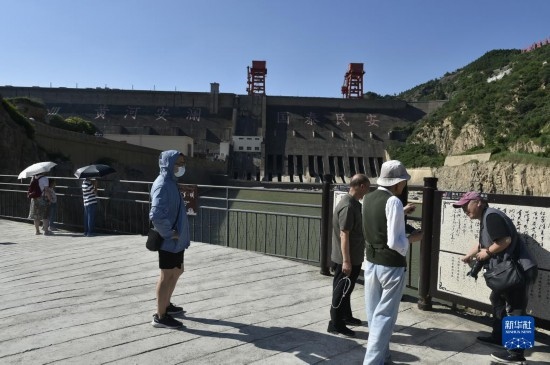 6月23日，游人在黃河三門峽大壩風(fēng)景區(qū)內(nèi)游覽。